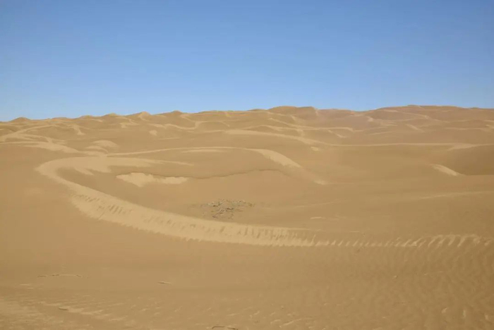 ▲塔克拉玛干沙漠就是爱辉至腾冲线以西的典型标志（笔者实拍）