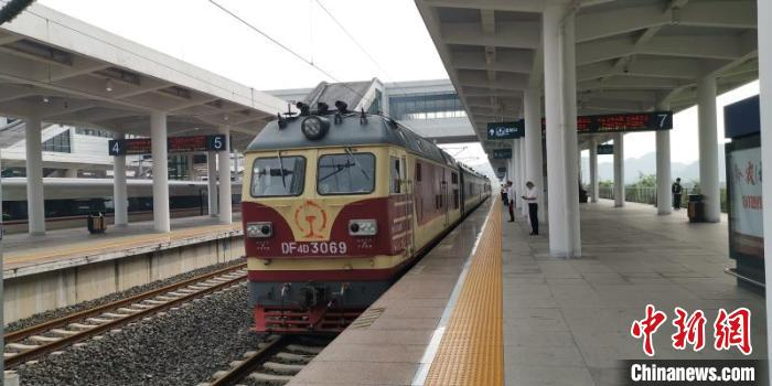 贵州省首条城际高速铁路——安六铁路开始联调联试。中国铁路成都局集团公司供图