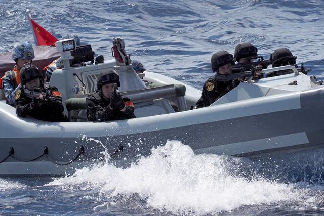 我护航编队开展反海盗演练 出动052D神盾舰上演武力营救