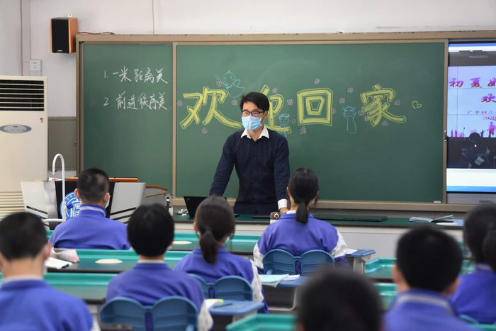 老师在介绍开学防疫注意事项。