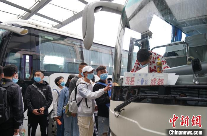 茂县至成都专车接送 温岭玉环援茂工作组供图 摄