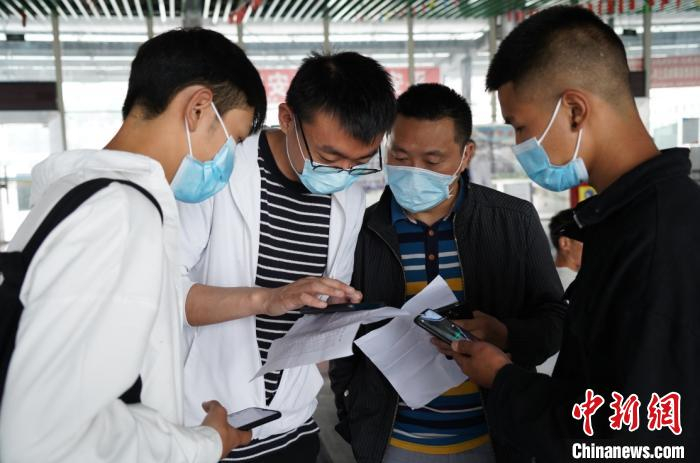 千里护送茂县学子 温岭玉环援茂工作组供图 摄