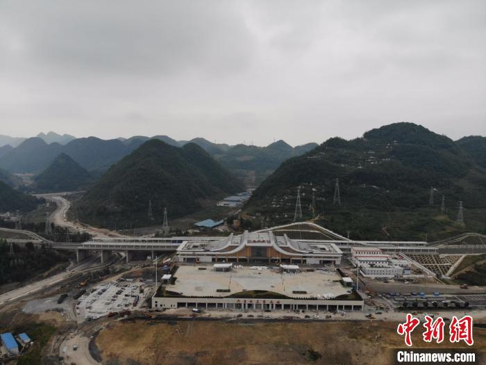 贵州省首条城际高速铁路——安六铁路开始联调联试。中国铁路成都局集团公司供图