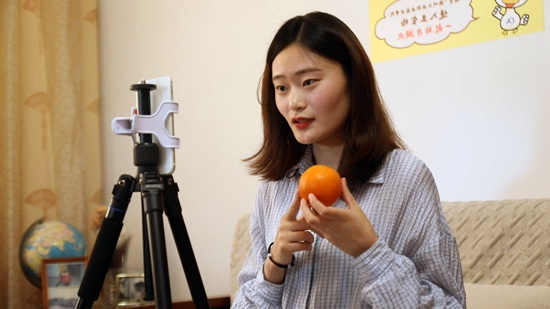 　　5月2日，扬州工业职业技术学院近千名学生同时开启网络直播，为湖北“带货”，助力湖北秭归脐橙、茶叶等农特产品销售。图为该校1803财务管理专业学生朱雯在家里进行直播。王彪/摄