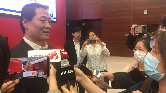  柳海光接受媒体采访。