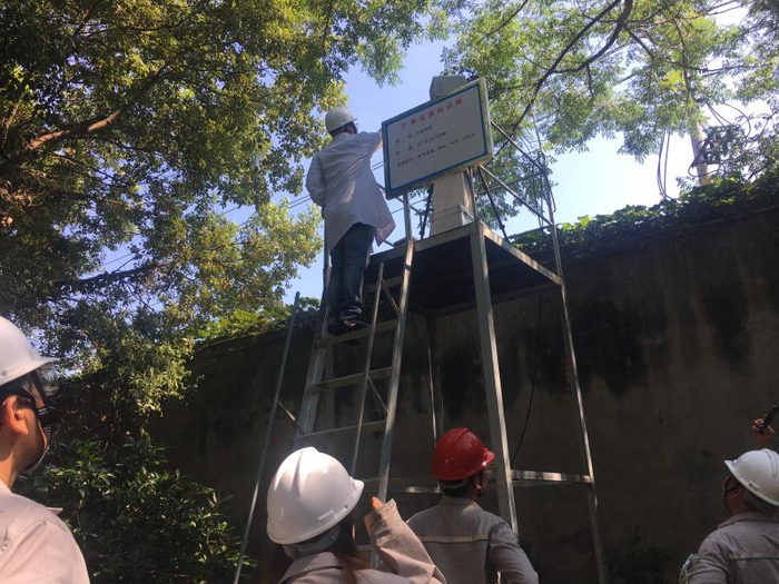  中央第八生态环境保护督察组在中国化工集团下属企业现场核查厂界监测情况。图/生态环境部