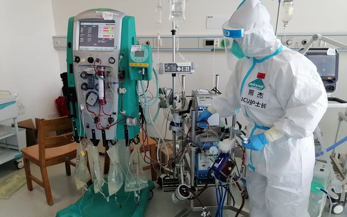 ▲熊杰在检查ECMO管路。受访者供图