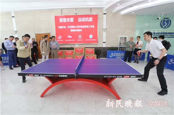 图说：“最早逆行者”钟鸣和中国乒协副主席王励勤对垒 新民晚报记者 张龙 摄