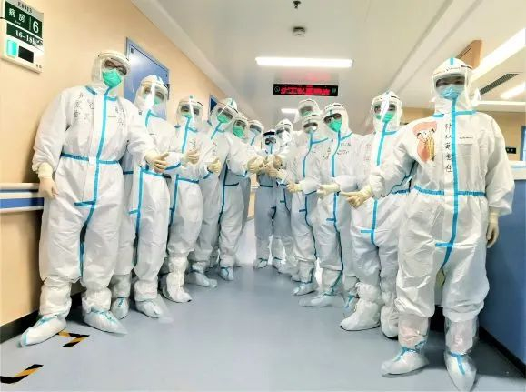 尹震宇（左1）带领医护人员在病房大查房