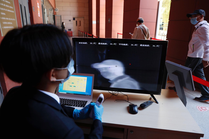 入馆通道内的热感测温仪，在观众通行时自动测量体温。新京报记者 侯少卿 摄