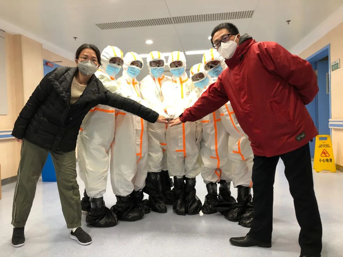 到达武汉同济光谷院区第二天，尹震宇（右1）和病区主任陈兰（左1）护送第一批医护人员进入病房