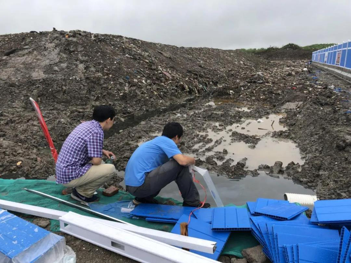 中央第一生态环境保护督察组对浦东新区某垃圾填埋点旁侧积水进行采样