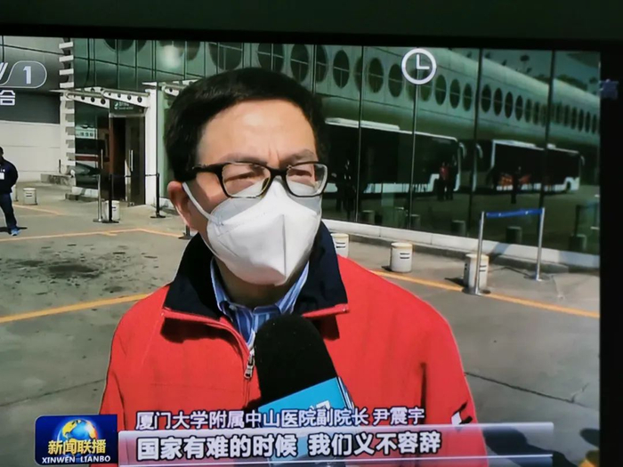 2月9日登机去武汉前在机场接受中央电视台新闻联播记者采访