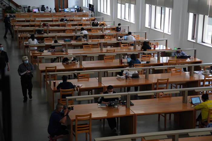  5月12日，读者在国图南区阅览室分散就坐阅读。新京报记者 浦峰 摄