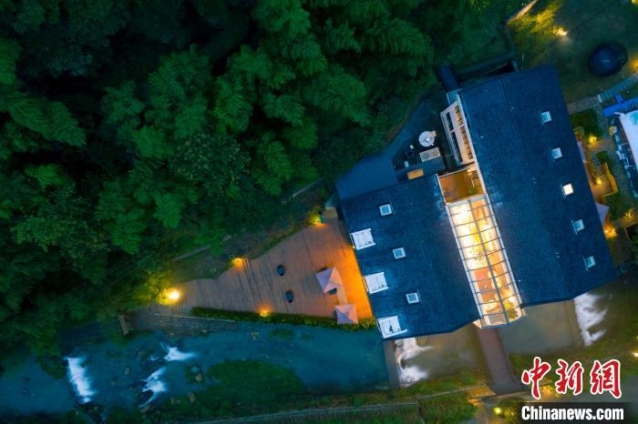 资料图：浙江一处乡村民宿鸟瞰图。