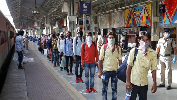 正在一火车站候车的印度民众