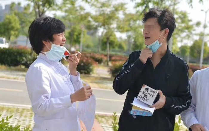 ▲熊杰送一位患者出院。受访者供图