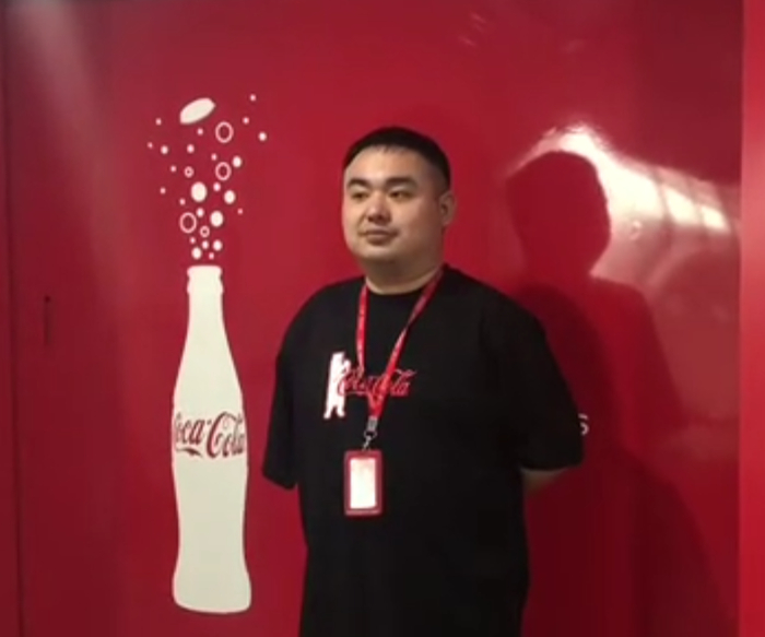 ▲可乐男孩在博物馆里。视频截图