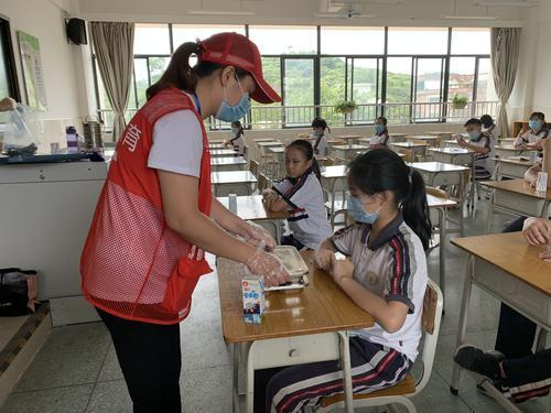 校内午托人数大增！东莞不少公办小学采用“中央厨房”集中供餐