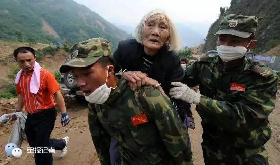 ▲战士用4个小时将86岁老人背出山外。