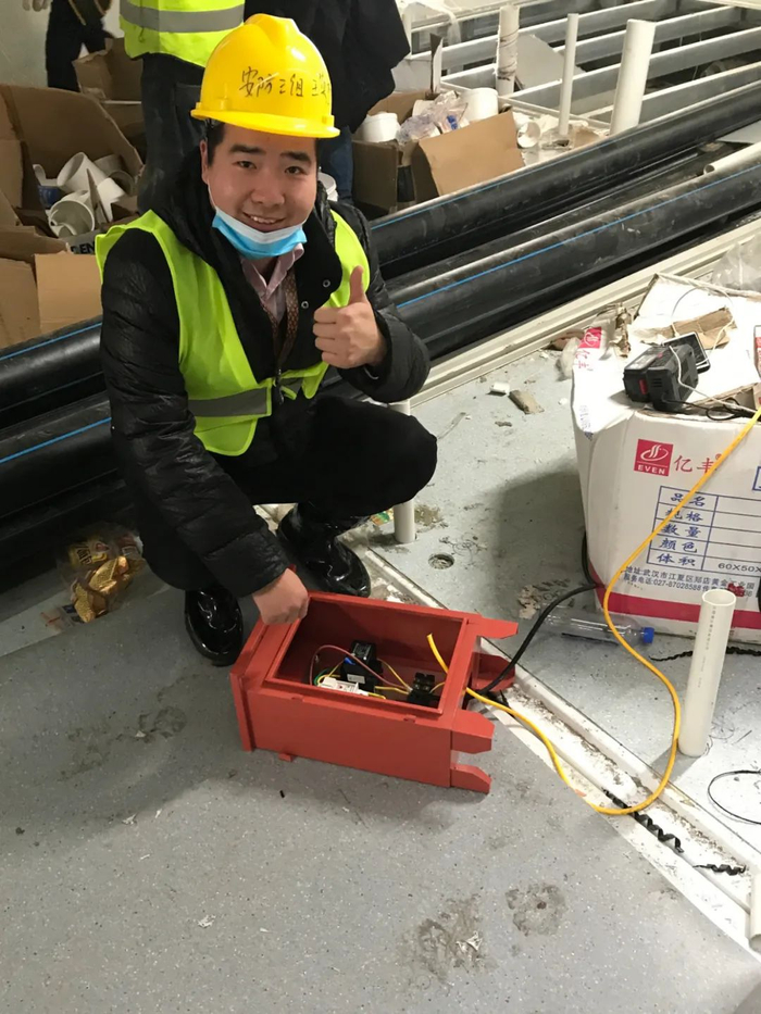 王英杰在工地检查施工供电系统