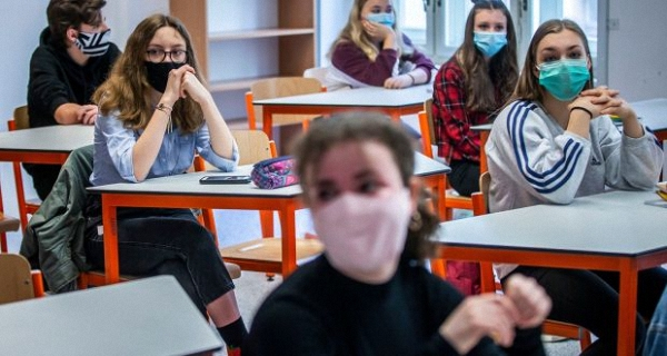 捷克首都布拉格返校的学生们正在上课。