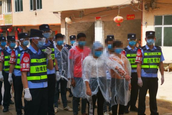 严防境外输入！广西民警押解16名非法入境外国人指认现场