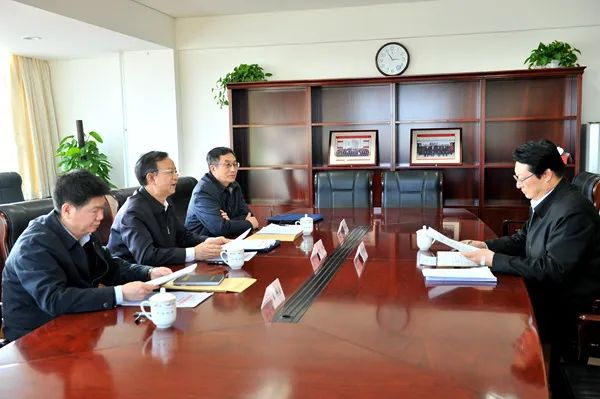 △胡问鸣（右）