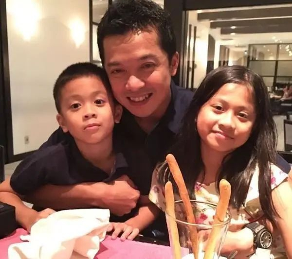  陶菲克和自己的儿女。