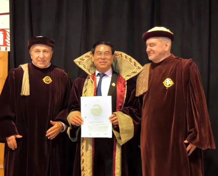 ▲蔡学彦在授勋仪式上