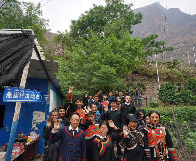 图：首批“悬崖村”村民合影留念准备前往新家。尹钢&nbsp;摄