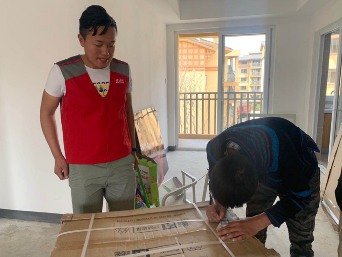 图：莫色日服检查网购的商品