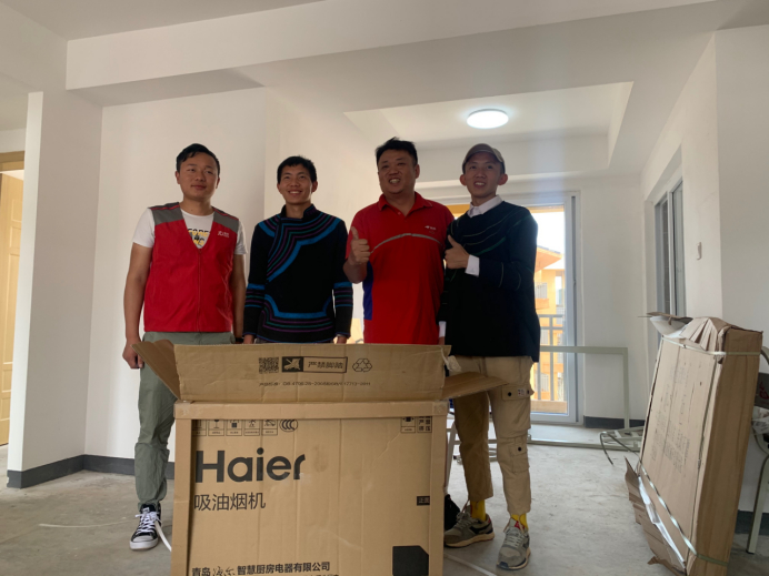 图：莫色日服兄弟跟京东帮配送员合影