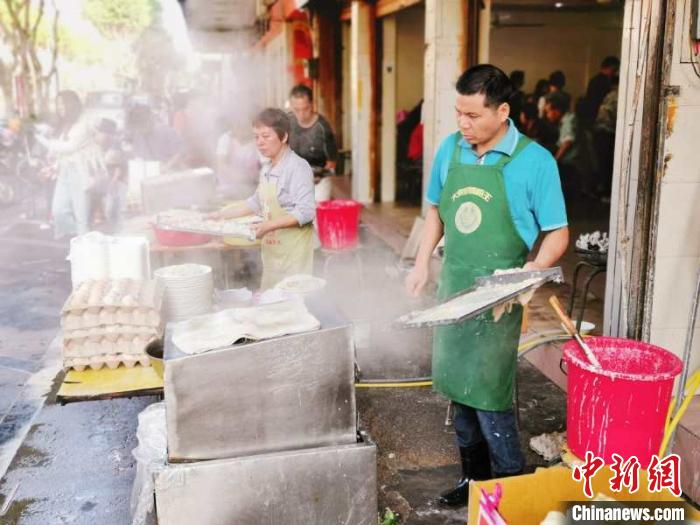 师傅在制作柜桶粉。李晓春 摄 