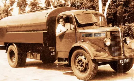 ▲林恩强驾驶着油罐车