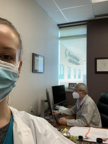 同事拍摄的刘心工作照。(图片来源：美国侨报 受访者供图)