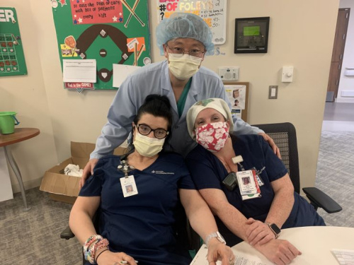 华人医生刘心和他的美国同事。(图片来源：美国侨报 受访者供图)