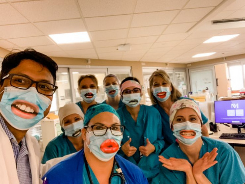 疫情期间，刘心同事们自娱自乐缓解压力。(图片来源：美国侨报 受访者供图)