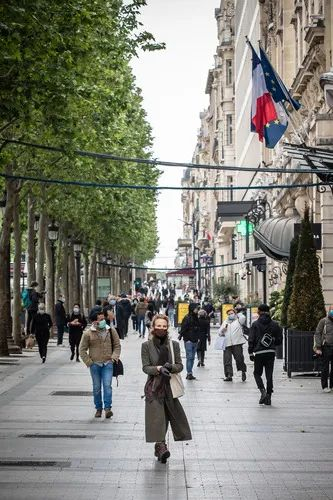 ▲5月11日，人们走在法国巴黎香榭丽舍大街上。新华社发