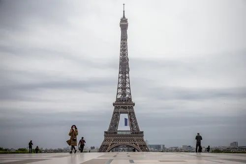 ▲5月11日，人们在法国巴黎特罗卡德罗广场散步。新华社发