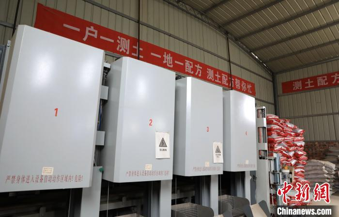     测土配方施肥机。　杨迪　摄