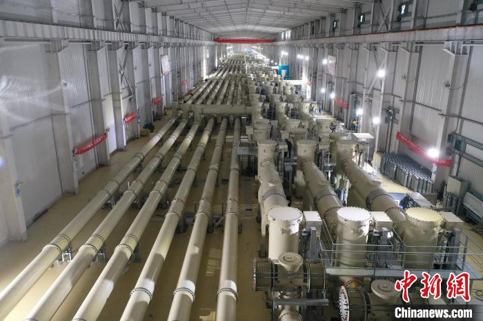 图为±800千伏青南换流站GIS厂房全景。　李阳冰 摄