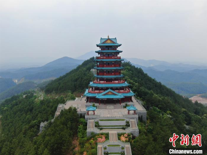 此阁屹立谷山之陵，雄姿霞飞云蒸，临接桃江之滨，气脉水润波浸。　王剑 摄