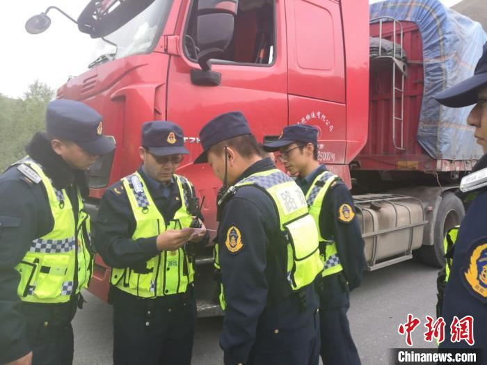 图为结古公路路政执法大队的执法人员巡查超限超载车辆。　受访者供图 