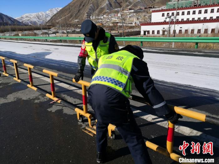 图为结古公路路政执法大队的执法人员封堵逃费路口。　受访者供图 