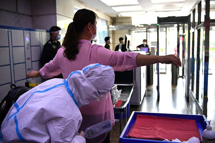 准备进入立案诉服大厅的市民接受安检。