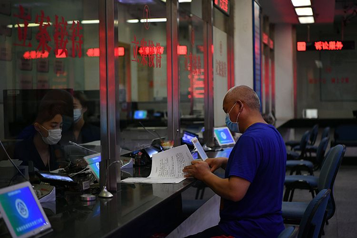  一位市民在朝阳法院立案诉服大厅办理相关事宜。