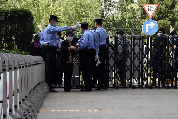  朝阳法院前广场，法官审核资料。