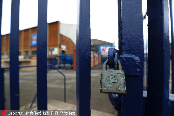 球场大门紧锁。