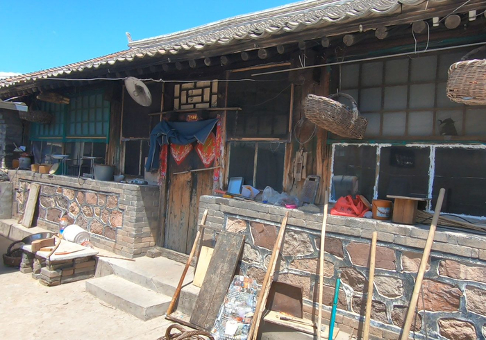 老房子仍保持着50多年前的样子。王纪辛 摄